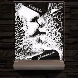 Csók szerelem személyre szabott 20 cm fa talppal 7 színű 3D led lámpa