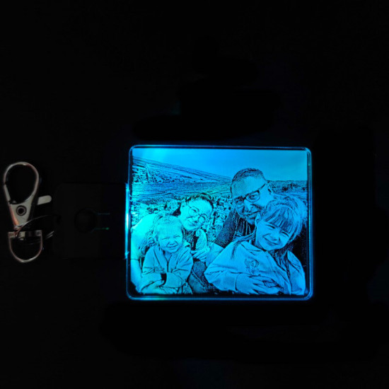 Egyedi fotógravír 7 színben világító szögletes LED-s kulcstartó