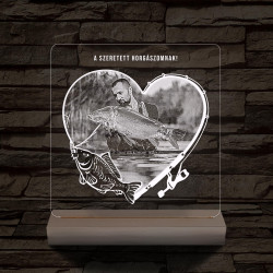 Egyedi fotógravírozás pontyos szívkeretben horgász fatalpban 7 színű 3D led lámpa