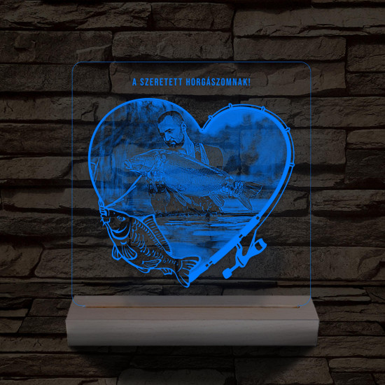 Egyedi fotógravírozás pontyos szívkeretben horgász fatalpban 7 színű 3D led lámpa