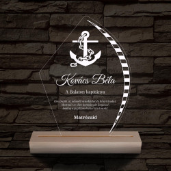 Gravírozott vitorlamintás plexi díj – fatalppal, színváltós személyre szabott LED lámpa