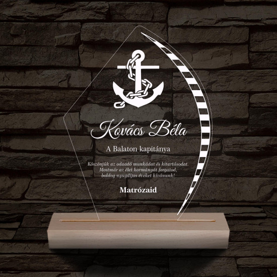 Gravírozott vitorlamintás plexi díj – fatalppal, színváltós személyre szabott LED lámpa
