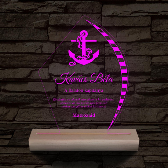 Gravírozott vitorlamintás plexi díj – fatalppal, színváltós személyre szabott LED lámpa