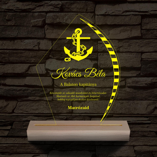 Gravírozott vitorlamintás plexi díj – fatalppal, színváltós személyre szabott LED lámpa