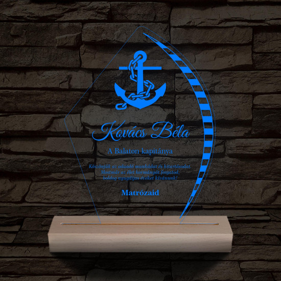 Gravírozott vitorlamintás plexi díj – fatalppal, színváltós személyre szabott LED lámpa