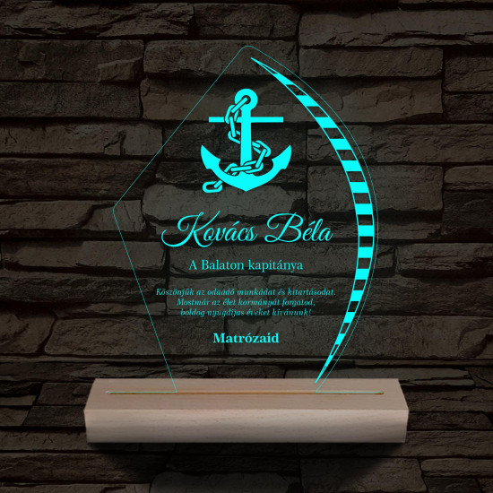 Gravírozott vitorlamintás plexi díj – fatalppal, színváltós személyre szabott LED lámpa