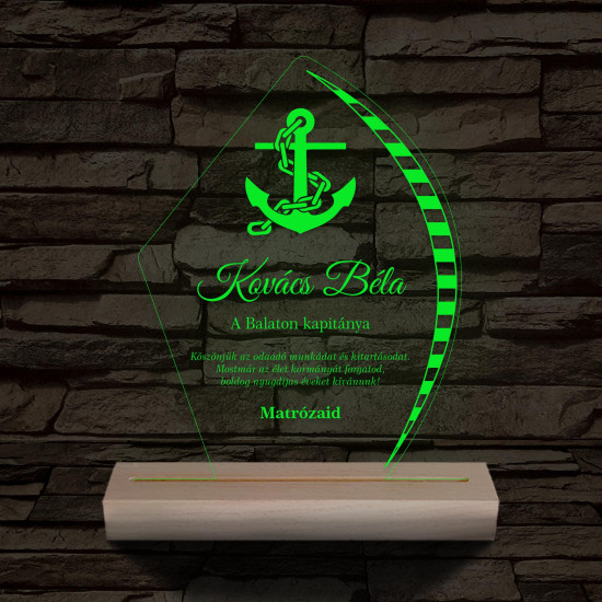 Gravírozott vitorlamintás plexi díj – fatalppal, színváltós személyre szabott LED lámpa