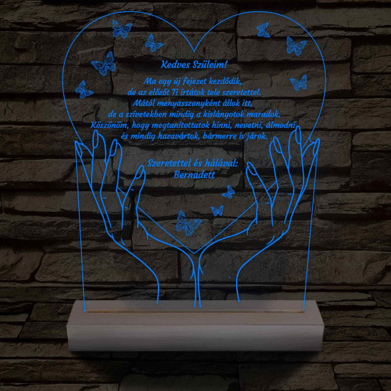 Szülőköszöntő – Két kézben szív pillangókkal – 7 színű, színváltós 3D LED lámpa