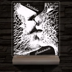 Csók szerelem személyre szabott 20 cm fa talppal 7 színű 3D led lámpa