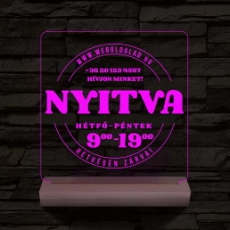 Nyitvatartás számokkal (weboldalcím+telefonszám) 20 cm fa talppal 7 színű 3D led lámpa
