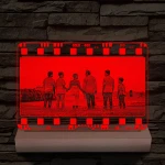 Egyedi fotógravírozás film negatívos kerettel fatalpban 7 színű 3D led lámpa