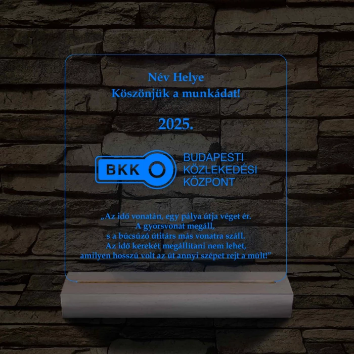 BKK eseményekhez, nyugdíjba vonuláshoz  7 színű 3D led lámpa fa talppal
