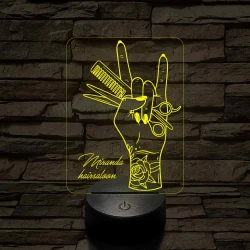 Tetovált női kéz fésűvel és ollóval – 7 színű, színváltós 3D LED lámpa
