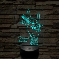 Tetovált női kéz fésűvel és ollóval – 7 színű, színváltós 3D LED lámpa