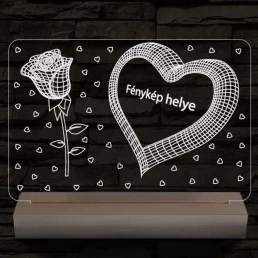 Nagy szív rózsával és kis szívekkel, egyedi fotógravírozás fatalppal 7 színű 3D led lámpa